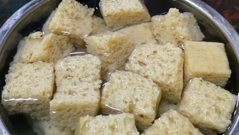 凉拌面筋,面筋用清水泡发2小时,期间要换2次水