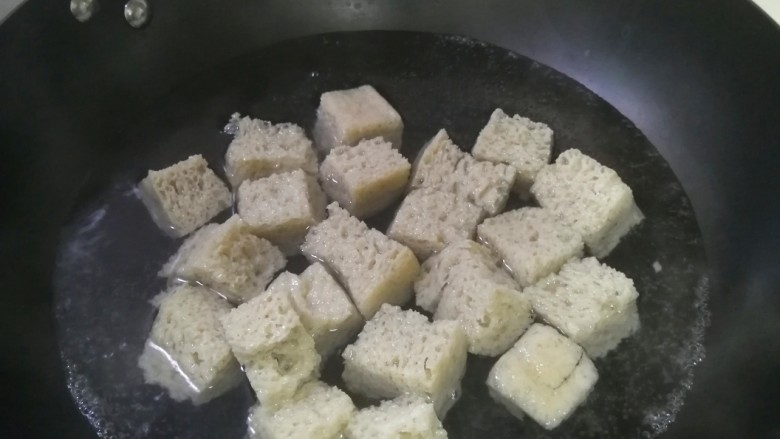 凉拌面筋,加入面筋,焯水1分钟,捞出