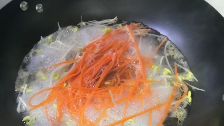 凉拌面筋,加入胡萝卜丝,再焯水1分钟