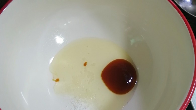 凉拌面筋,分碗里加入油,盐,<a style='color:red;display:inline-block;' href='/shicai/ 721'>蚝油</a>