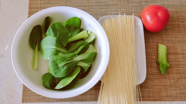 家常挂面,食材准备好。