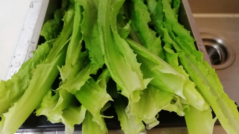 蚝油油麦菜,去掉根部,清水洗干净,控干水份。