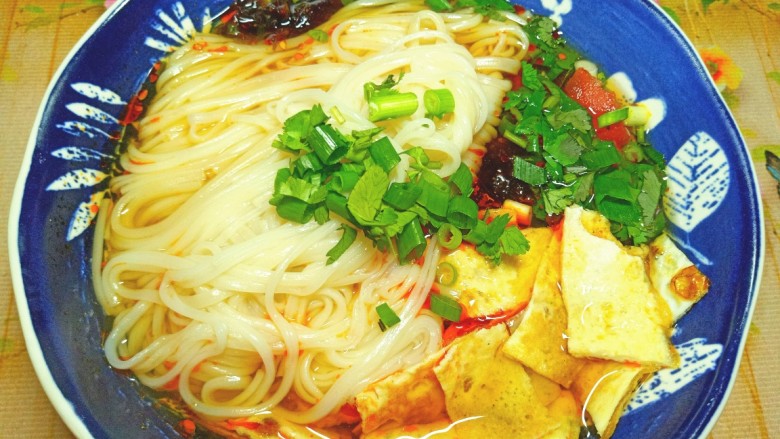 家常挂面,捞入碗中,撒上香葱香菜