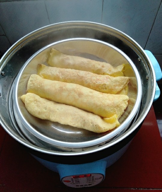 肉馅鸡蛋卷,蒸熟了,晾一会没那么烫了拿出来切块