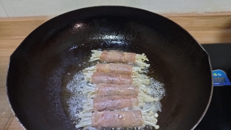 肥牛金针菇卷,煎至两面,金黄