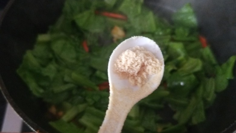 蚝油油麦菜,加入淀粉,加适量<a style='color:red;display:inline-block;' href='/shicai/ 756'>鸡精</a>炒均匀即可。