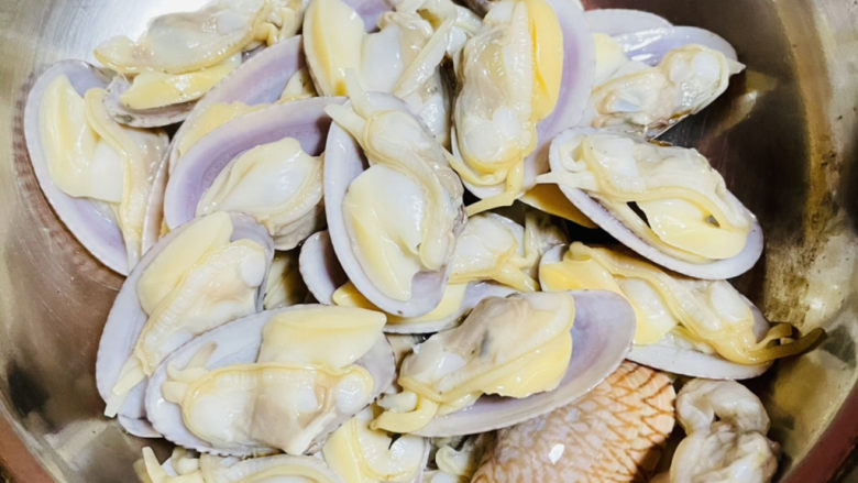 凉拌花蛤,花蛤去掉一半的壳,为了家人,就麻烦些把壳去掉,这样吃起来方便些。