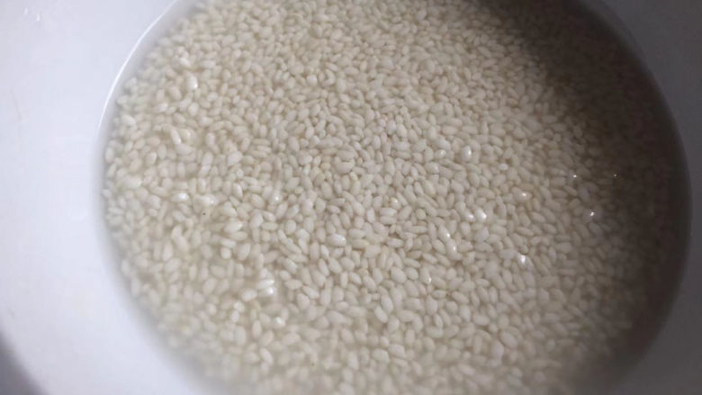糯米紫薯糕,加入少许清水,像这样刚刚好没过糯米一点点,不要太多