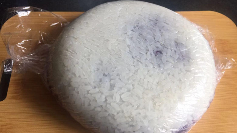 糯米紫薯糕,倒扣过来,将膜拿掉
