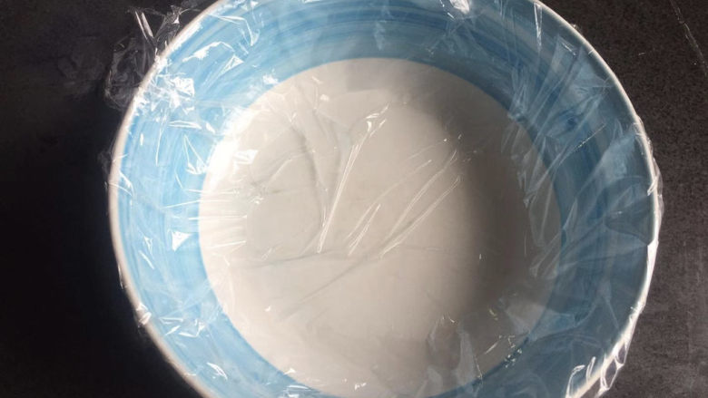 糯米紫薯糕,准备一个容器,铺上一张保鲜膜,方便一会脱模