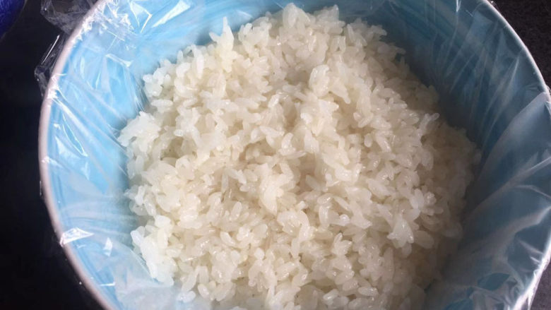糯米紫薯糕,铺上一层糯米饭,压实
