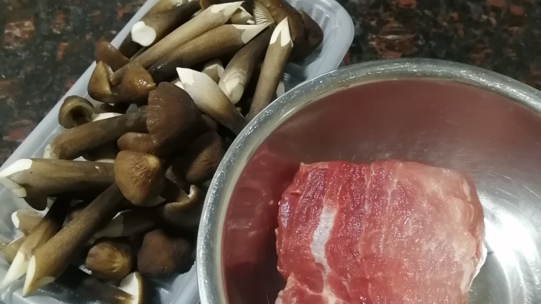 鸡枞菌炒肉,准备材料