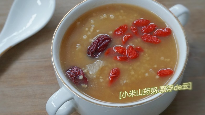 小米山药红枣粥～秋季养颜粥,出锅前放入枸杞，加入适量的<a style='color:red;display:inline-block;' href='/shicai/ 882'>红糖</a>即可。