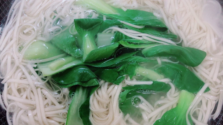 家常挂面,放入少许油菜,煮两分钟即可出锅了。
