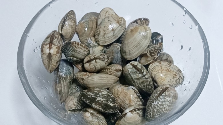 葱油花蛤,两个小时以上,把花蛤和水倒掉,重新冲洗干净。如果时间充足,可重复几次吐沙步骤