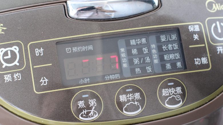 酱香排骨,放进饭煲内盖上锅盖,按下煮饭键到时间后取出即可。