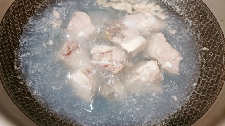 酱香排骨,再把水烧开,再撇去浮沫,