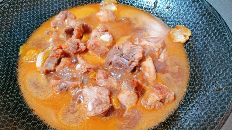 酱香排骨,加入<a style='color:red;display:inline-block;' href='/shicai/ 829'>十三香</a>翻拌均匀,再转小火焖
