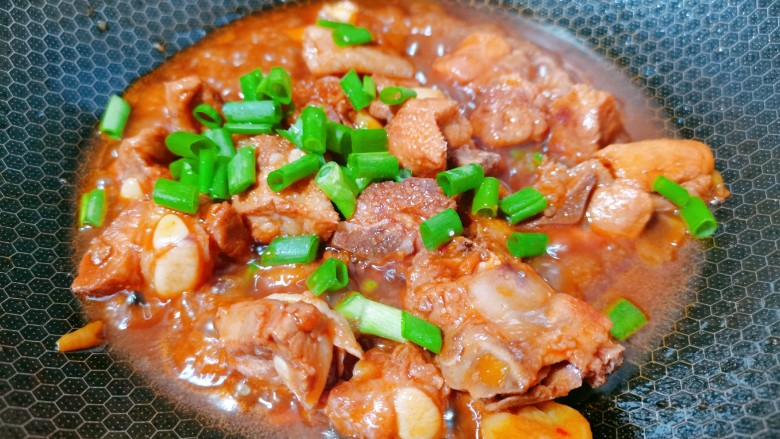 酱香排骨,焖至汤汁浓稠快干的时候,再倒入<a style='color:red;display:inline-block;' href='/shicai/ 788'>生抽</a>,撒上葱花