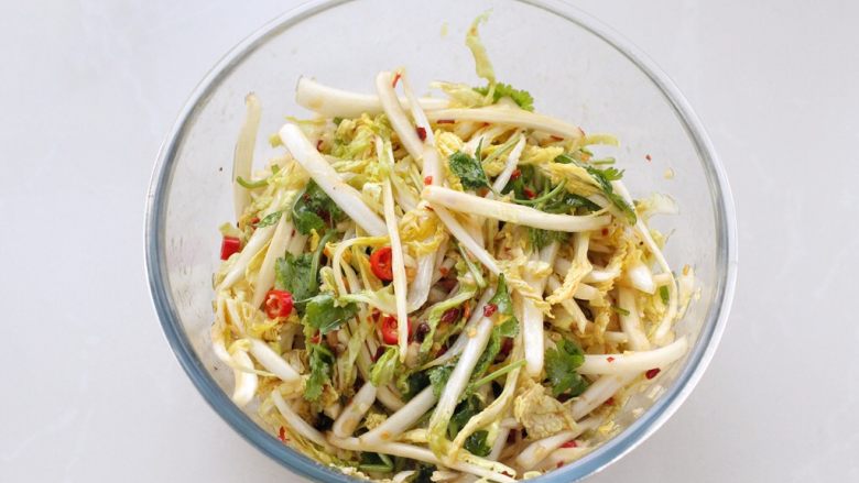 酸辣娃娃菜,最后放入香菜段，戴上一次性手套抓拌均匀即可。