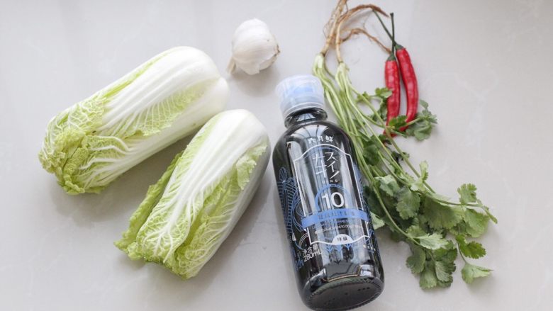 酸辣娃娃菜,准备所需食材和调味品。