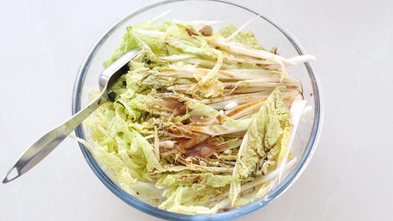 酸辣娃娃菜,在娃娃菜中调入<a style='color:red;display:inline-block;' href='/shicai/ 788'>生抽</a>、<a style='color:red;display:inline-block;' href='/shicai/ 750'>陈醋</a>、<a style='color:red;display:inline-block;' href='/shicai/ 10588'>糖</a>、<a style='color:red;display:inline-block;' href='/shicai/ 756'>鸡精</a>、少许盐和<a style='color:red;display:inline-block;' href='/shicai/ 3738'>芝麻油</a>。