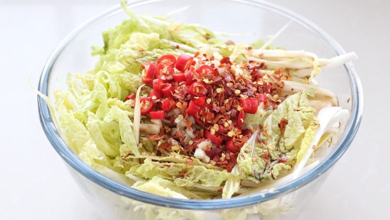 酸辣娃娃菜,最上面放蒜末、小米辣和<a style='color:red;display:inline-block;' href='/shicai/ 9613'>辣椒面</a>，不能吃辣可以将小米辣省略。