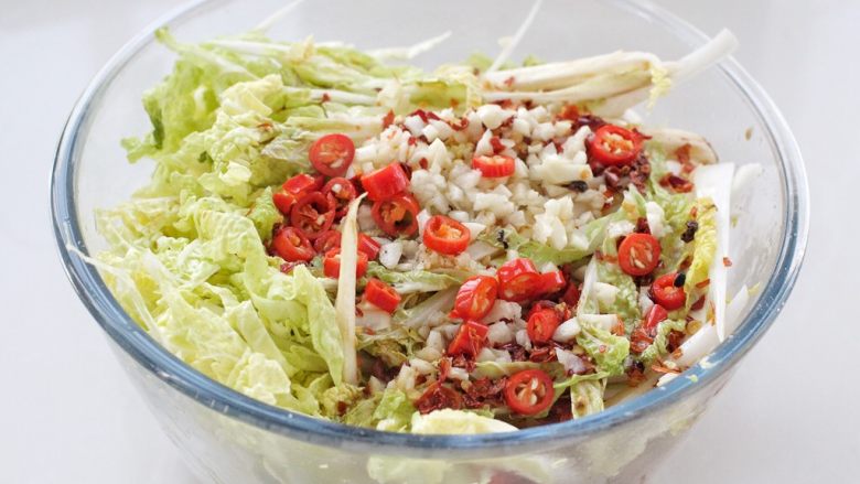 酸辣娃娃菜,接着将热油淋到蒜末和小米辣上炸出香味来。