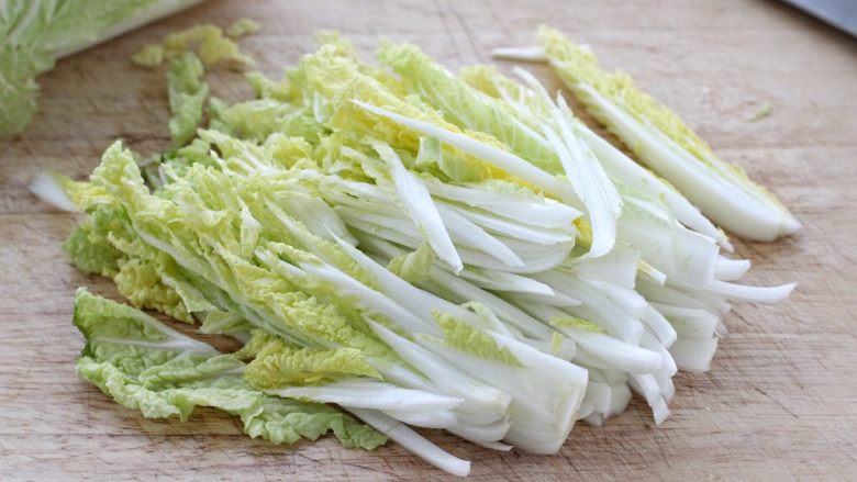 酸辣娃娃菜,将<a style='color:red;display:inline-block;' href='/shicai/ 140'>娃娃菜</a>洗净后顺着长度切成丝，放进大一些的容器中。