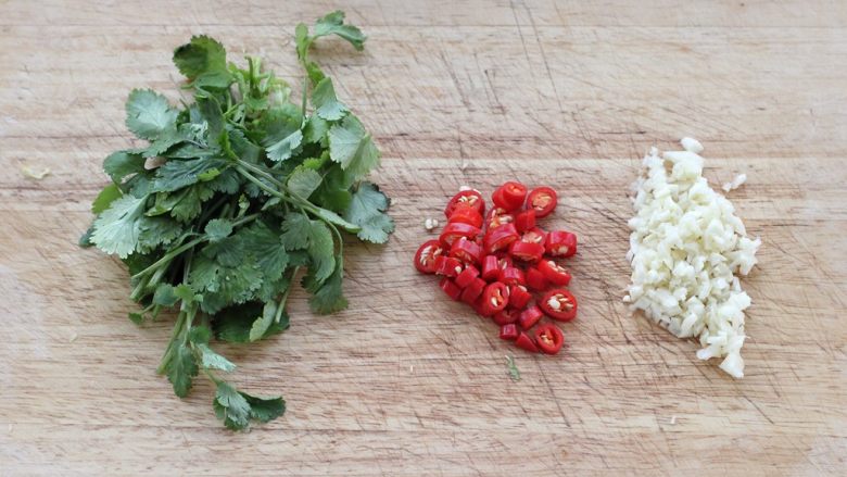 酸辣娃娃菜,<a style='color:red;display:inline-block;' href='/shicai/ 131'>香菜</a>洗净切成小段，小米辣切小圈，<a style='color:red;display:inline-block;' href='/shicai/ 2794'>大蒜</a>切蒜末备用。