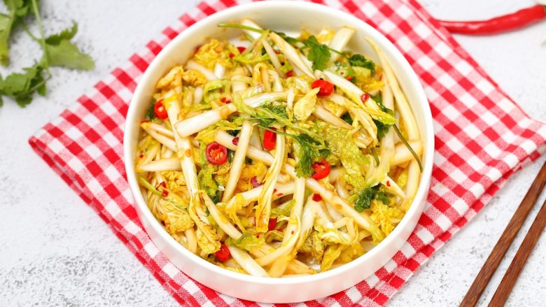 酸辣娃娃菜,脆嫩爽口的酸辣娃娃菜就做好了！