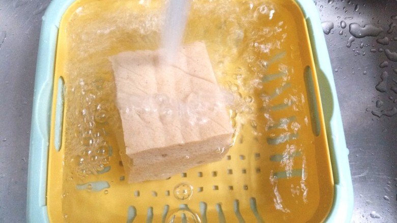 凉拌面筋,冲洗干净,挤干水分