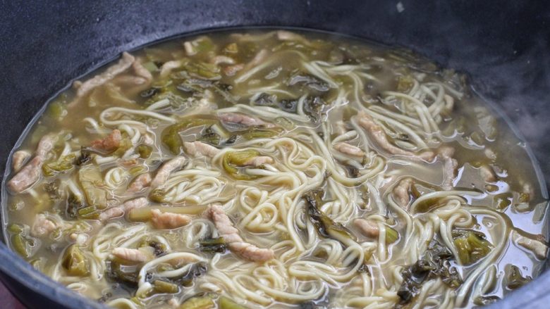 家常挂面,待面条煮熟后按照个人口味调入盐,搅拌均匀关火即可。