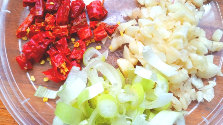 醋溜绿豆芽,<a style='color:red;display:inline-block;' href='/shicai/ 86474'>干辣椒</a>,葱切碎备用