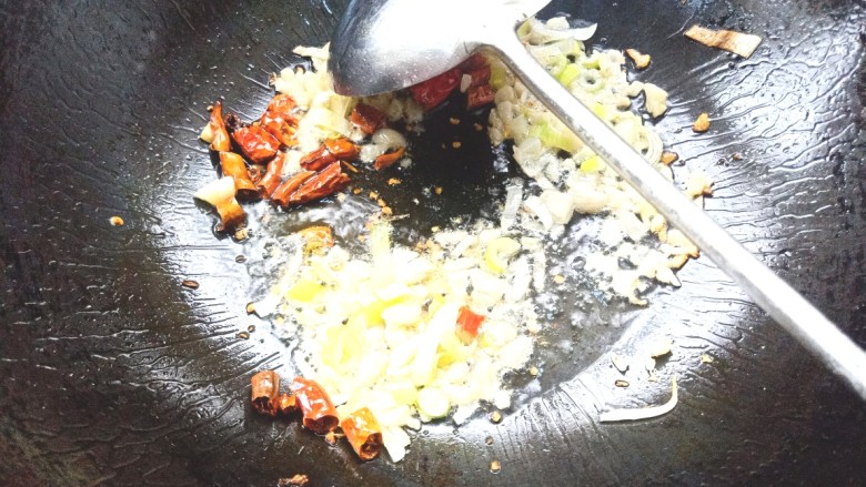 醋溜绿豆芽,下入葱蒜,干辣椒爆香