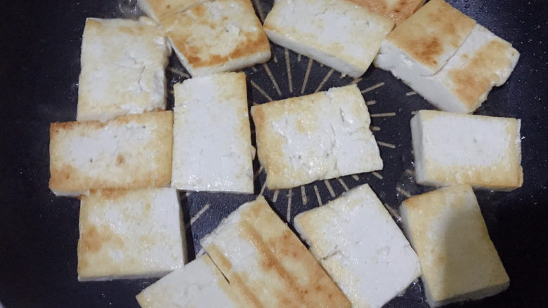 韭黄炒豆腐,继续翻过来,煎焦黄一点