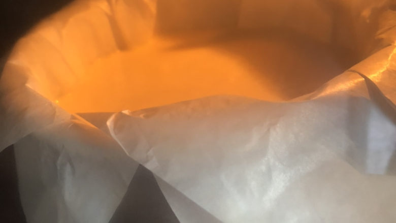 巴斯克·小山进牛奶芝士蛋糕,烤箱预热200度,烤约40分钟。