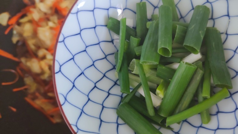 包菜炒粉丝~超美味家常菜,加入小葱