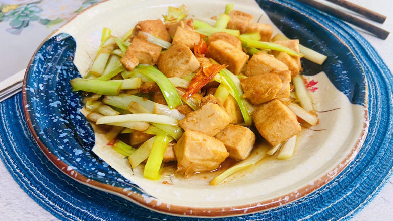 韭黄炒豆腐,简单美味的家常菜!
