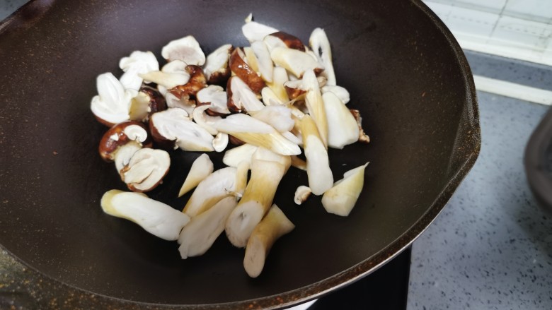 鸡枞菌炒肉,放入鸡枞菌