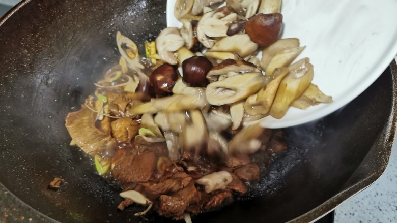 鸡枞菌炒肉,倒入鸡枞菌