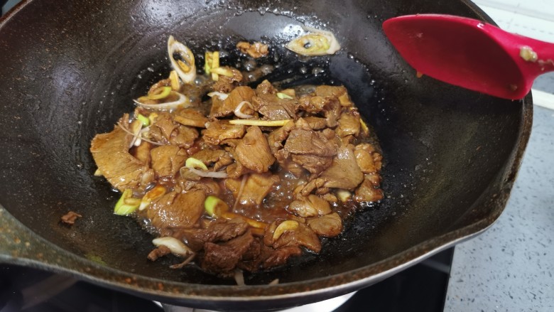 鸡枞菌炒肉,翻炒均匀