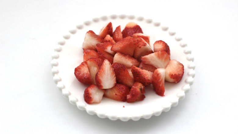 草莓蔓越莓气泡饮,<a style='color:red;display:inline-block;' href='/shicai/ 592'>草莓</a>用淡盐水浸泡后,洗净去蒂切块。