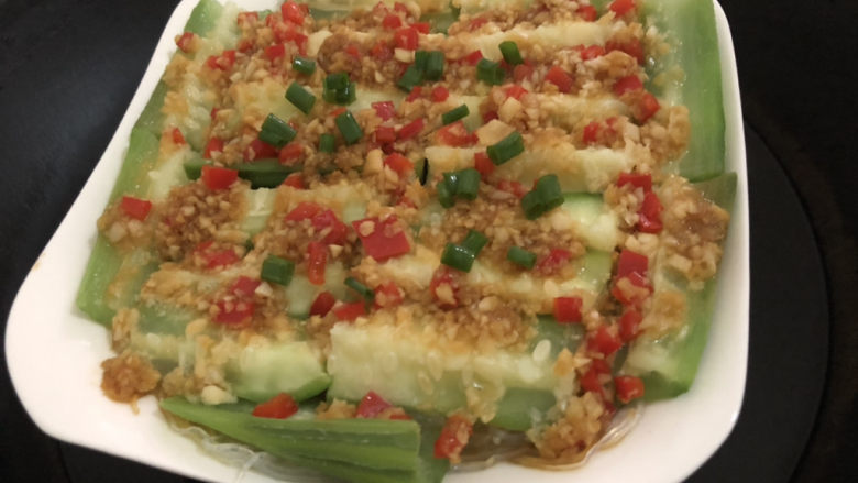 蒜蓉粉丝蒸丝瓜,蒸好出锅~撒点葱花