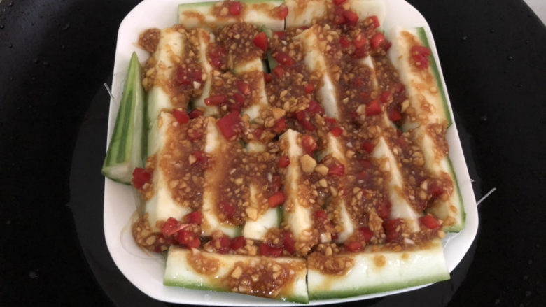 蒜蓉粉丝蒸丝瓜,淋上调味料,隔水蒸6分钟左右