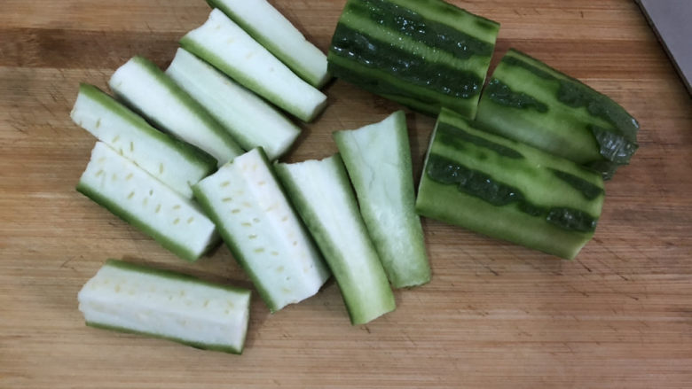 蒜蓉粉丝蒸丝瓜,洗洗切小截,一开四