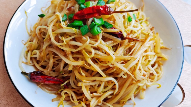 醋溜绿豆芽,我们这的辣椒不是很辣,所以基本这道菜就是比较酸爽。