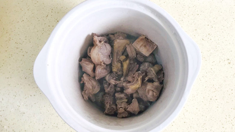 酱香排骨,将已经焯水清洗干净的排骨,装入炖锅里