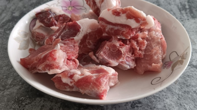 酱香排骨,排骨在清水中浸泡半个小时左右，泡出血水，冲洗一下