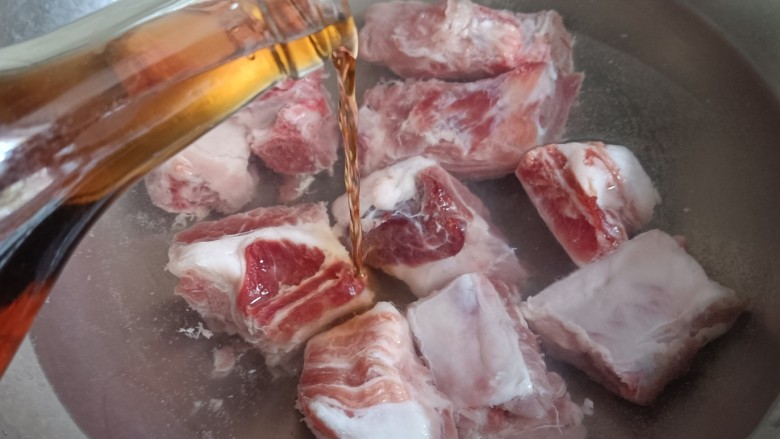 酱香排骨,锅内倒入冷水，放入排骨，倒入<a style='color:red;display:inline-block;' href='/shicai/ 718'>料酒</a>，把水煮开焯一下排骨